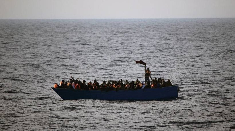 Ευρωπαίοι εθνικιστές ναύλωσαν πλοίο και εμποδίζουν πλοιάρια με πρόσφυγες και παράνομους μετανάστες να φτάσουν στην Ιταλία